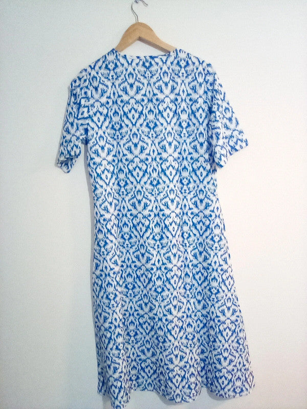 SMALL BLUE AND WHITE PATTERENED DRESS