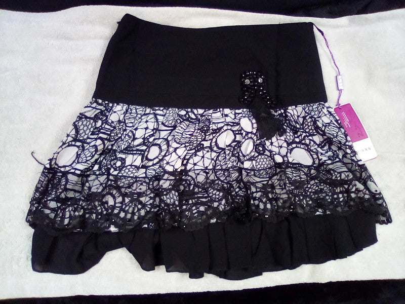 6-7 yr old ( 22inch) black and white frilly skirt