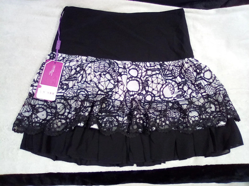 6-7 yr old ( 22inch) black and white frilly skirt