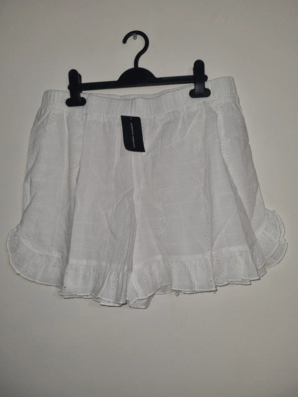 MEDIUM WOMEN'S WHITE DOROTHY PERKINS SHORTS