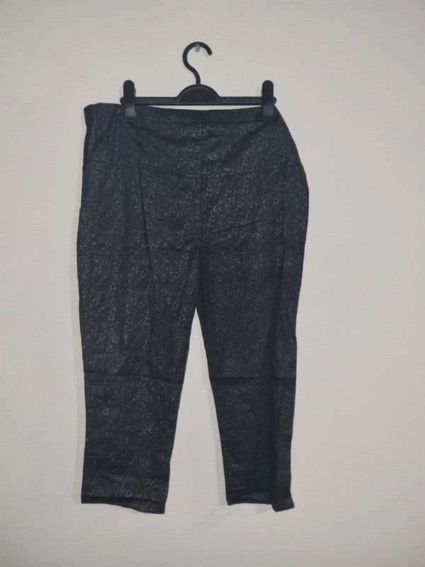 XXL WOMENS MATERNITY 3/4 BOTTOMS BLACK/TINY LEAF PATTERN