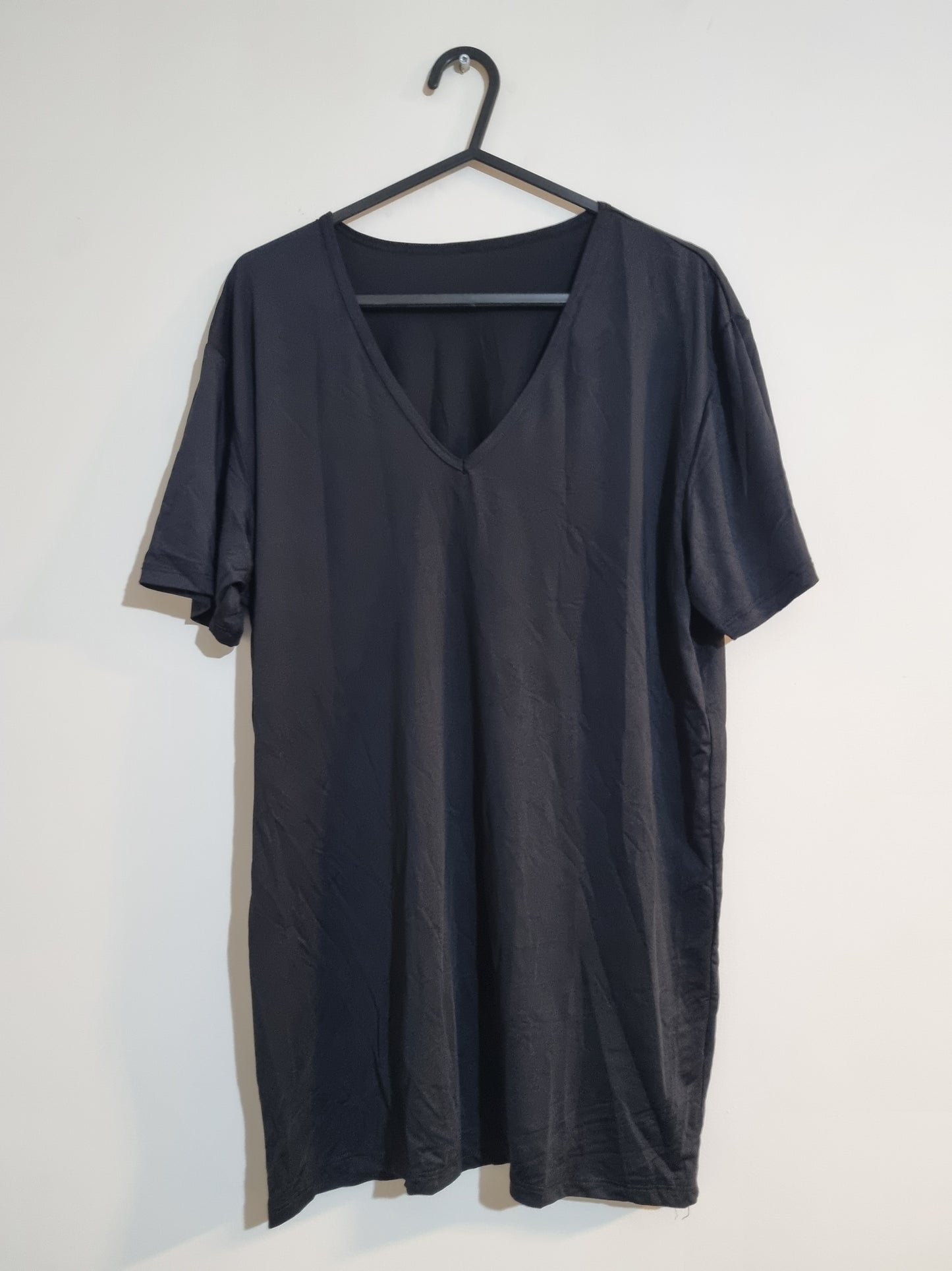 ADULT'S MEDIUM BLACK V-NECK