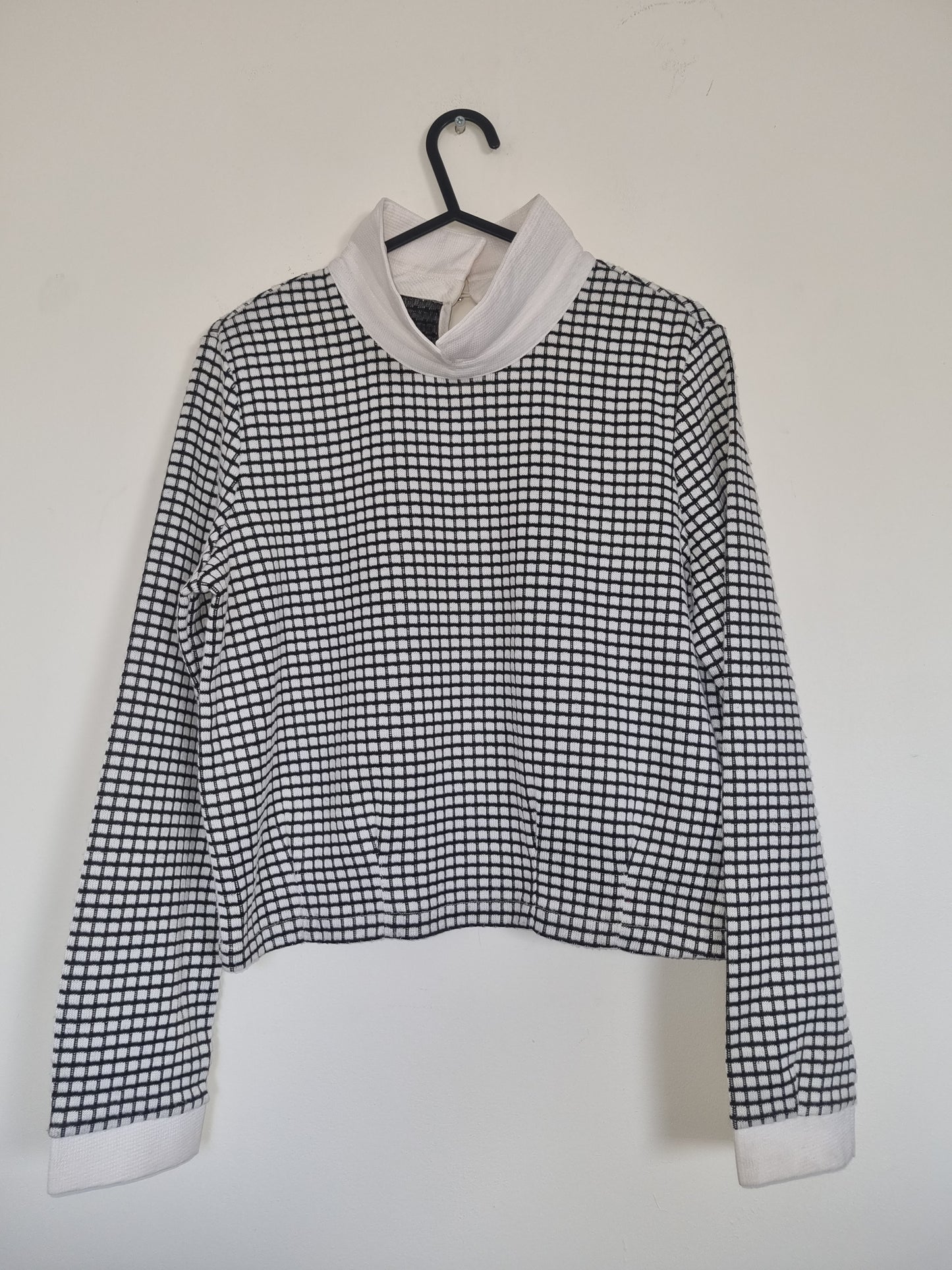 Women's Medium White/Black Cropped Sweater