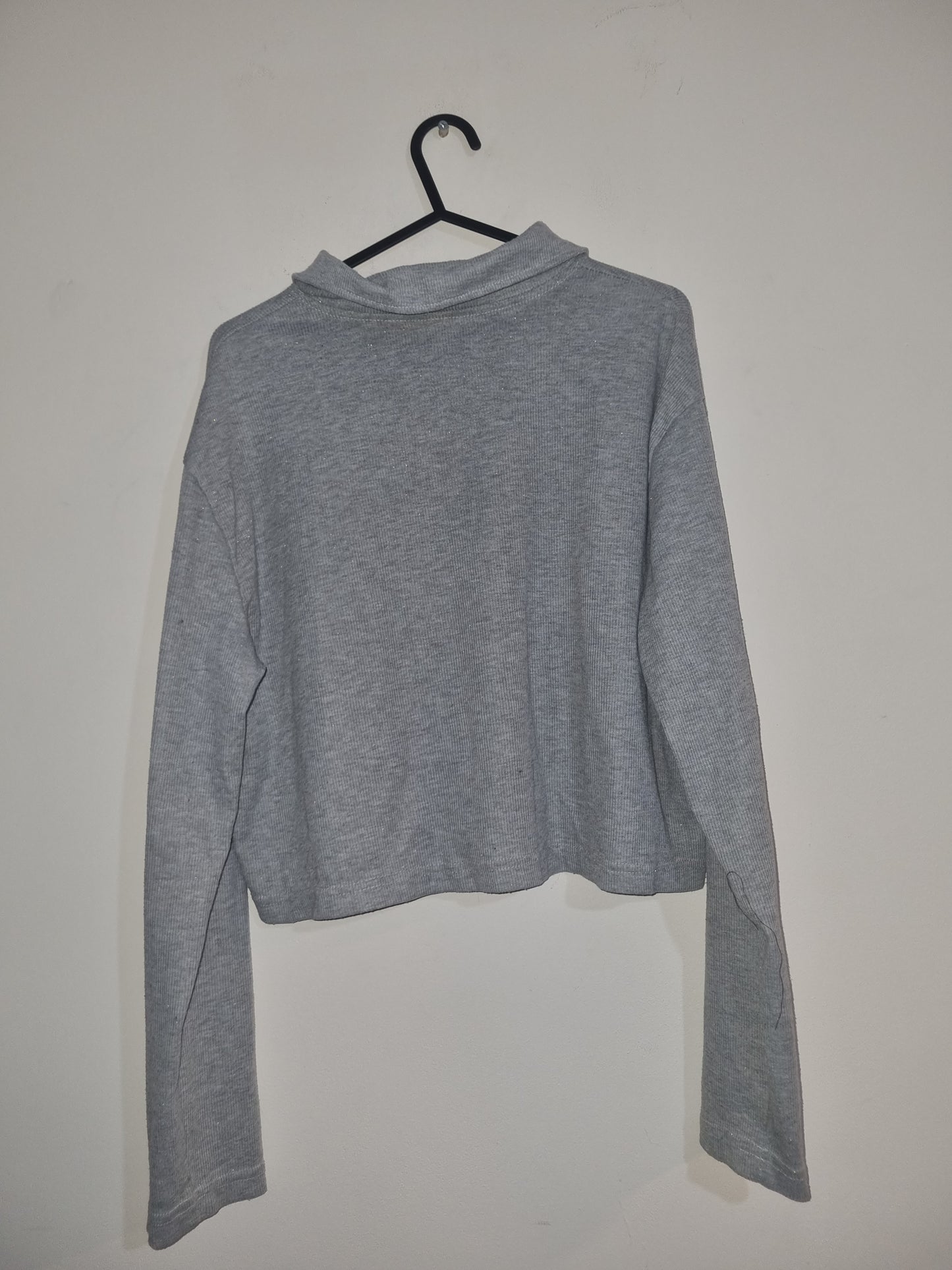 Women's medium grey cropped top