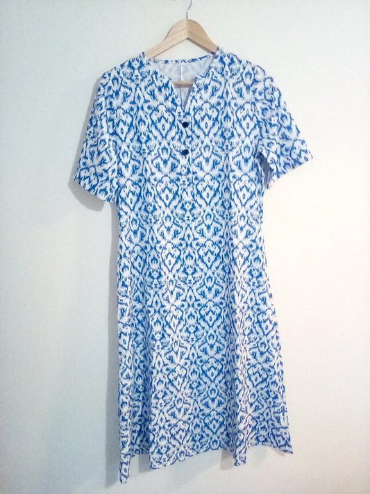 SMALL BLUE AND WHITE PATTERENED DRESS