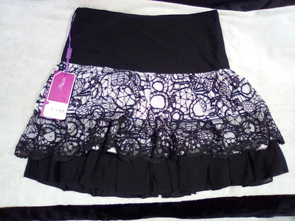 6-7 yr old ( 22inch) black and white frilly skirt