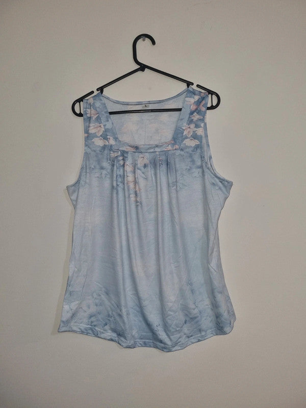 LARGE WOMENS WHITE/BLUE FLORAL TOP