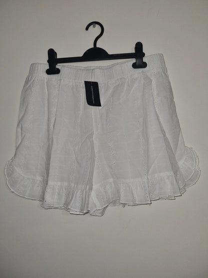 MEDIUM WOMEN'S WHITE DOROTHY PERKINS SHORTS