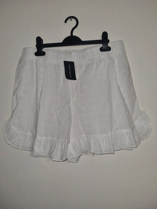 MEDIUM WOMEN'S WHITE DOROTHY PERKINS SHORTS