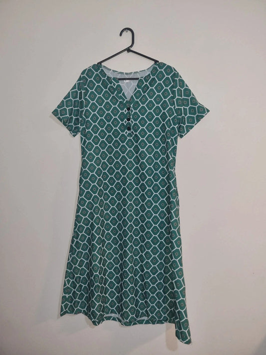 MEDIUM GREEN/WHITE SYMETRICAL DRESS