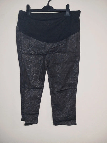 XXL WOMENS MATERNITY 3/4 BOTTOMS BLACK/TINY LEAF PATTERN